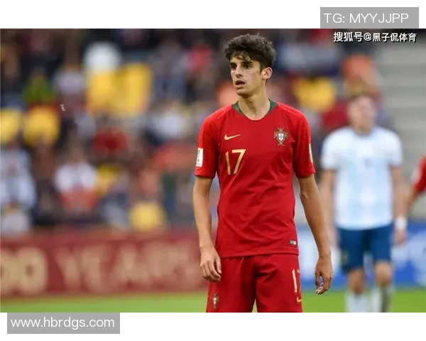 菲利克斯足球明星卡挂件收藏品展现经典球场瞬间与精彩技术