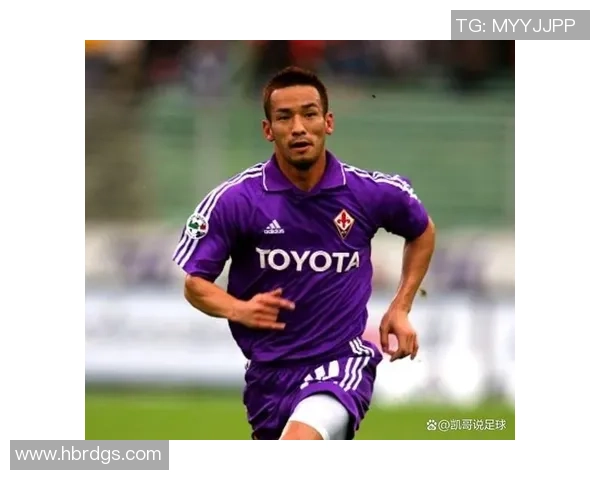 退役足球球星的辉煌历程与足球场外人生探索